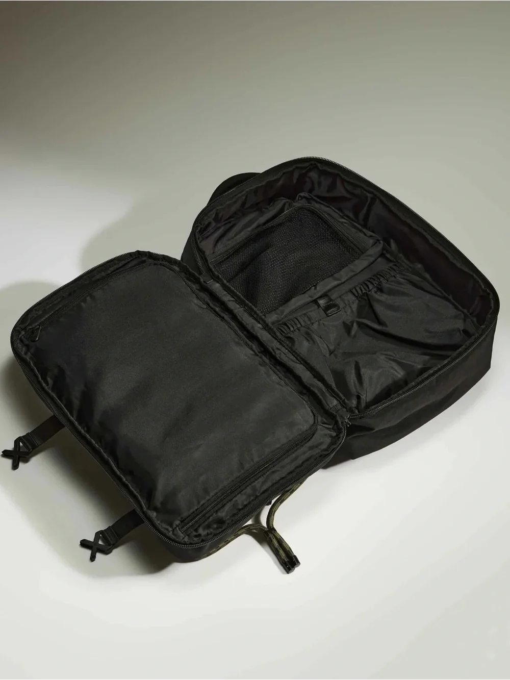 Antler Discovery 28L Backpack with Green Bungee